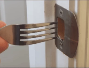 Πώς να κάνετε την κλειδαριά σας απαραβίαστη με ένα πιρούνι (βίντεο)